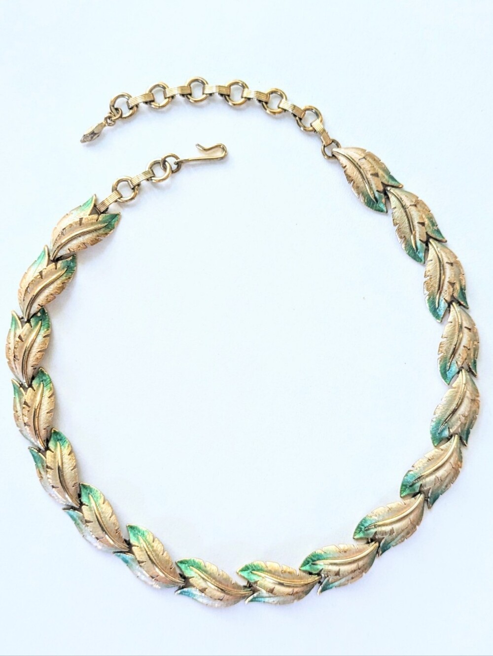 Beautiful Vintage Gold Tone Leaf Design Green Airbrushed Accent Choker Necklace